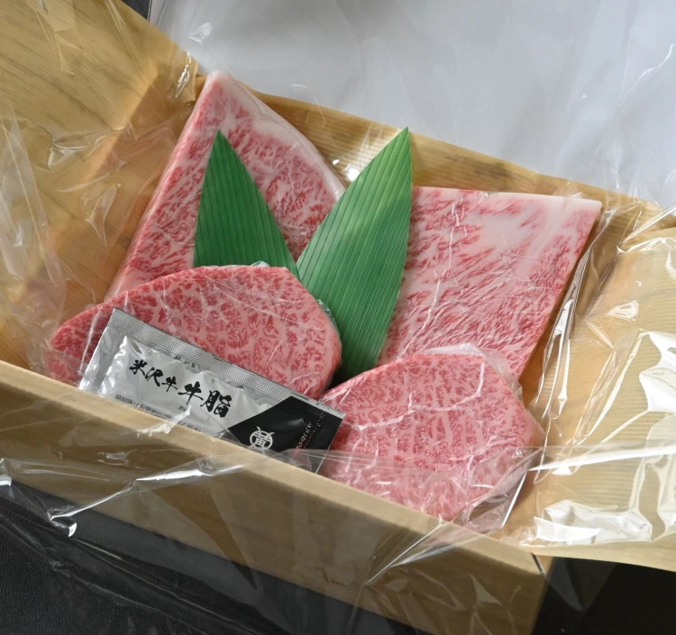 米沢牛ステーキ 食べ比べセット(サーロイン100g×2枚、上モモ100g×2枚)(冷凍)送料無料 化粧箱入