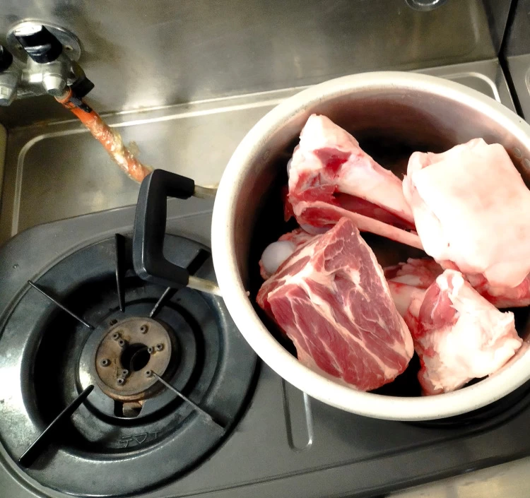 【クール冷蔵】ラーメン材料/豚ゲンコツ(1ｋ)・豚背脂(200ｇ)・豚肩ロースブロック(500ｇ)