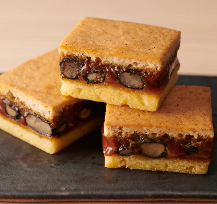 テレビでも話題となった黒まめのキャラメルサンド「かさね」