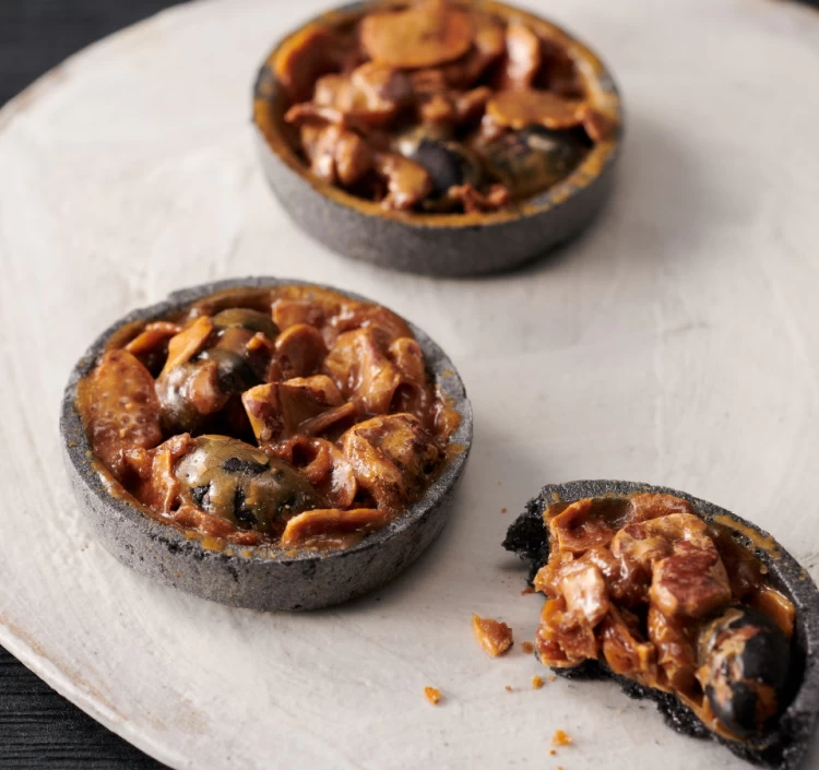 黒まめをイメージした最中皮の器で作った、和風フロランタン「さくり」