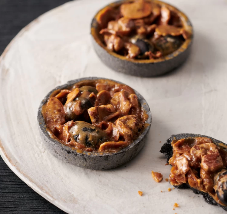 黒まめをイメージした最中皮の器で作った、和風フロランタン「さくり」