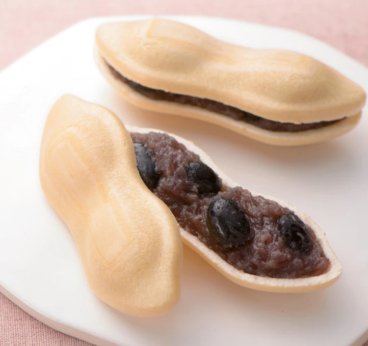 莢の形の最中皮に、ふっくら柔らかく蜜煮した黒まめ入りあずき餡を挟んで食べるお手作り最中