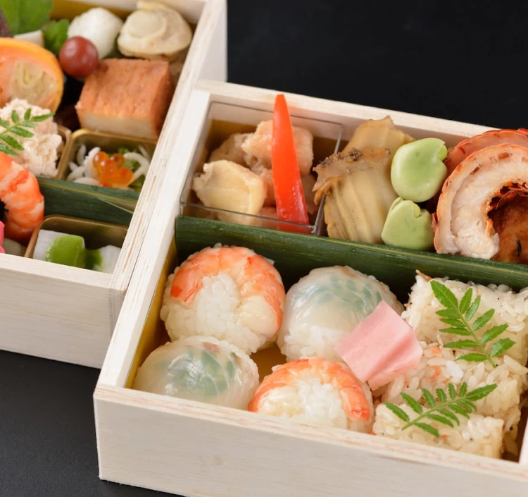 季節感じる旬彩御膳 ~手毬寿し二段重~