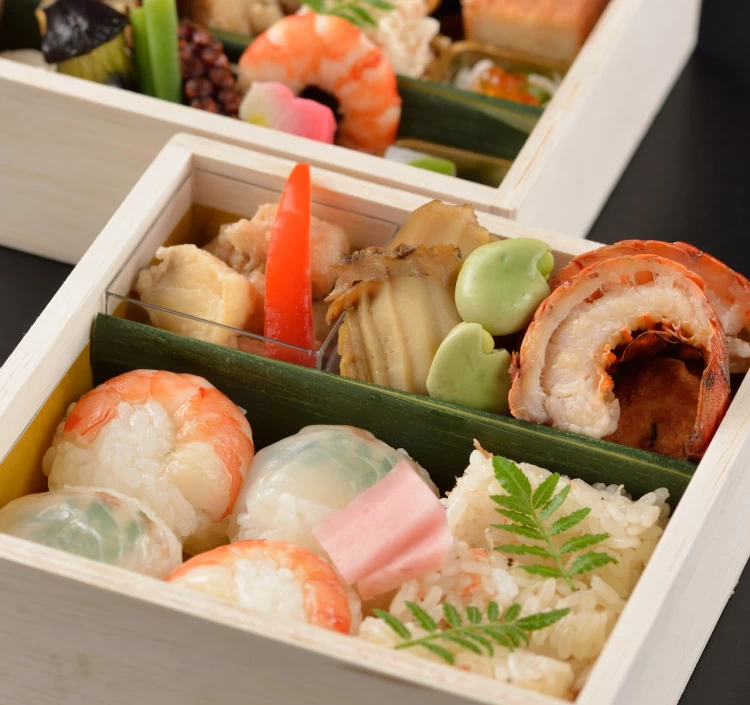 季節感じる旬彩御膳 ~手毬寿し二段重~