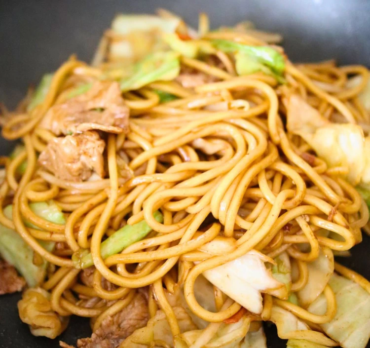 大阪で1番売れてる焼きそば麺 150 g（中太麺）