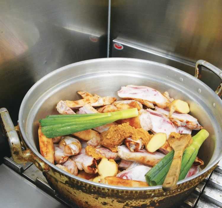 窯焼豚足ギフト（8本入）特製タレ付き