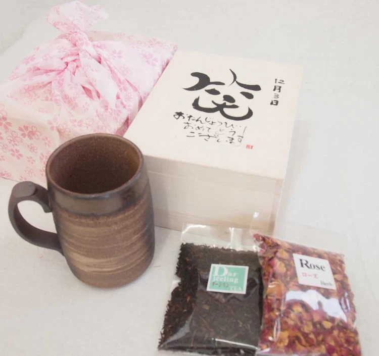 おたんじょうびおめでとうございます 笑う門には福来たる木箱マグカップ紅茶茶葉セット