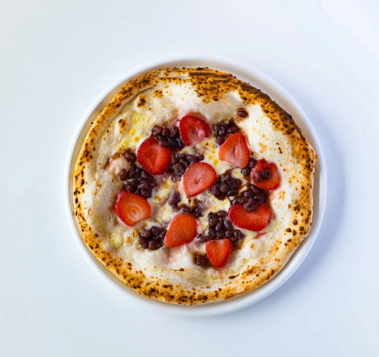 いちごとたっぷり小豆あんのピザ