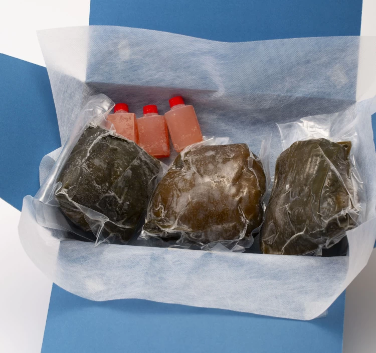 専用ギフト箱でお届けする鶏の昆布〆