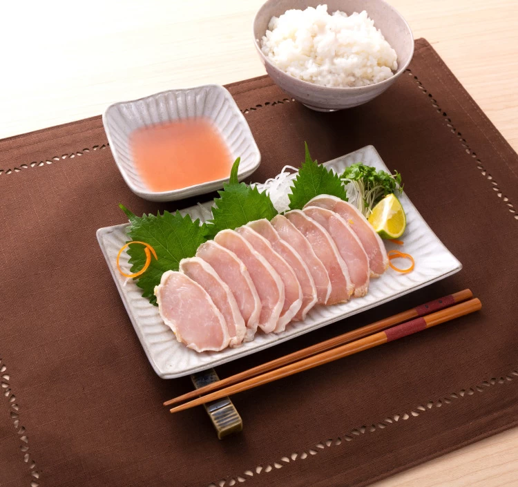しっとり食感が魅力の鶏の昆布〆
