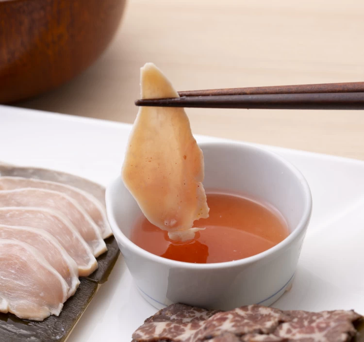 専用タレで味わう鶏の昆布〆