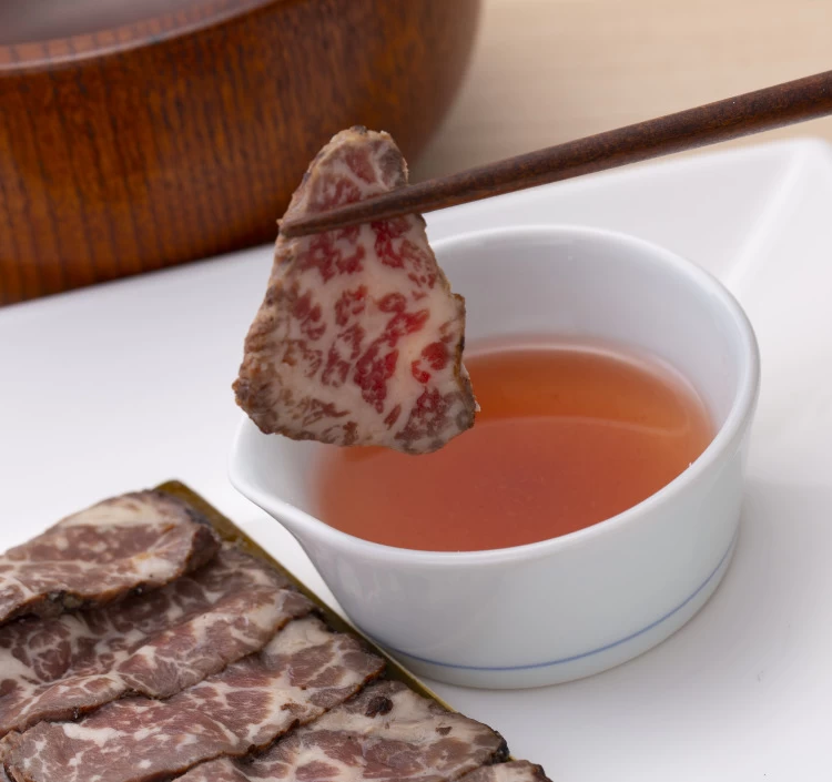 専用タレで味わう和牛の昆布〆