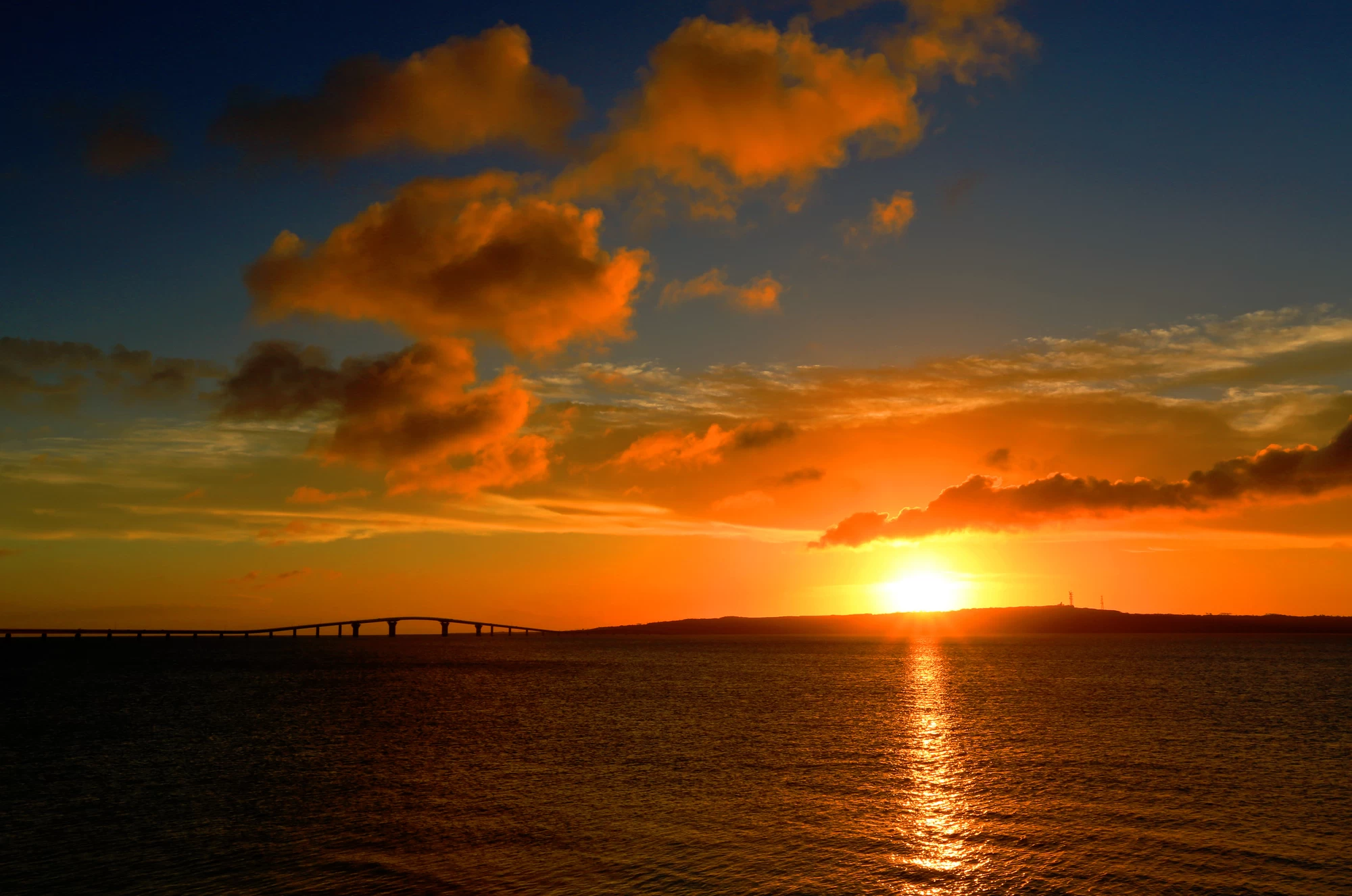 沖縄・おでかけ】夕焼けに染まる絶景を眺める 夕日スポット24選