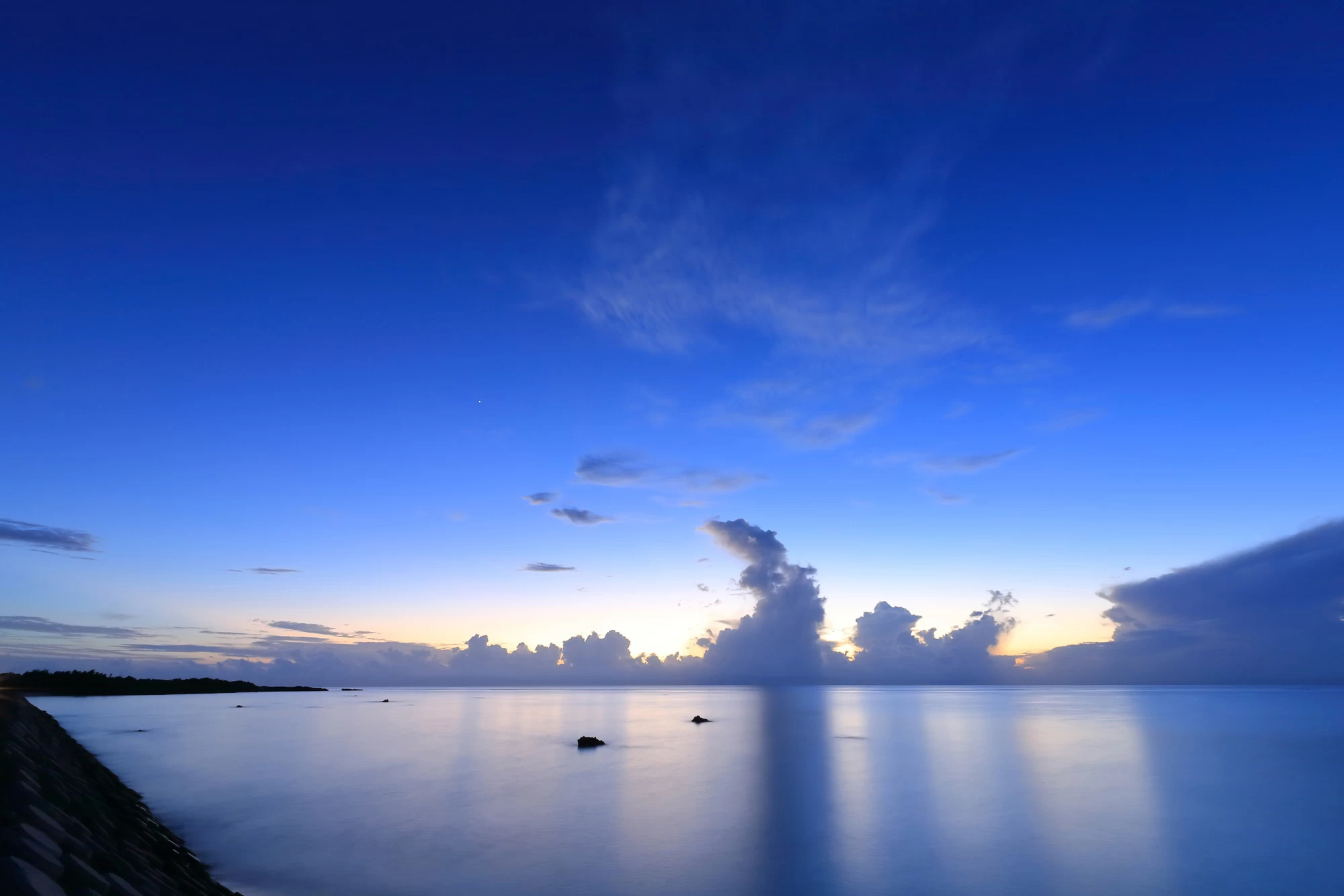 沖縄・おでかけ】夕焼けに染まる絶景を眺める 夕日スポット24選
