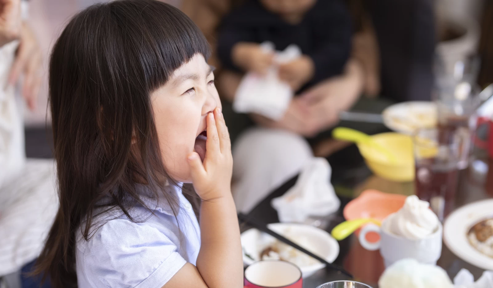 女の子　食事風景