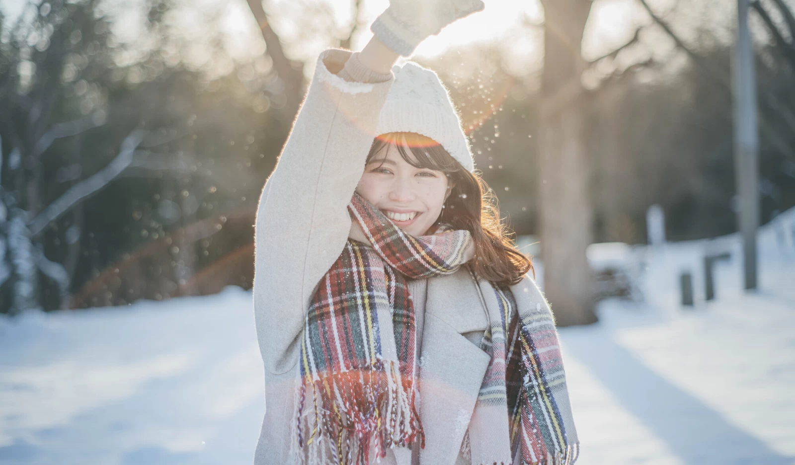 雪原で手を挙げる女性