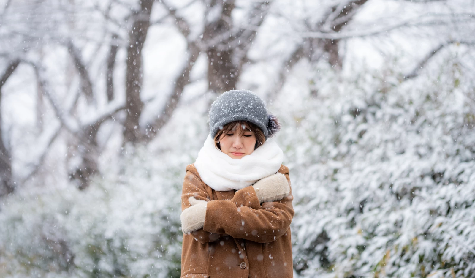 雪に凍える女性