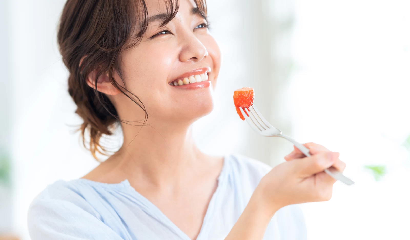 いちごを食べる女性①