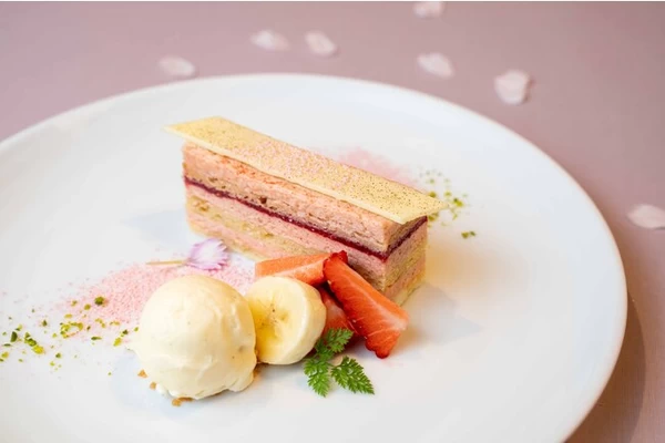 季節のケーキ：苺のオペラ、バニラアイスクリーム添え