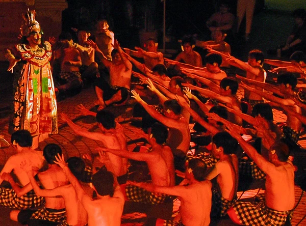 呪術的合唱舞踊劇＜ケチャ＞（インドネシア・バリ島）