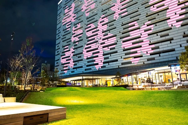 ホテルの外装膜に映し出される夜桜