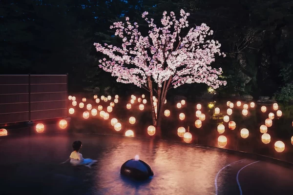 和紙の桜と津軽びいどろの浮玉が幻想的な絶景花見露天「桜灯りの湯」