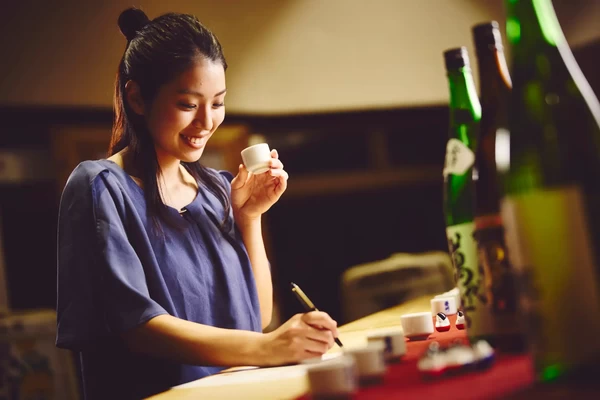 ＜特徴1＞金賞受賞歴のある酒蔵から厳選された日本酒を品評会気分で飲み比べ