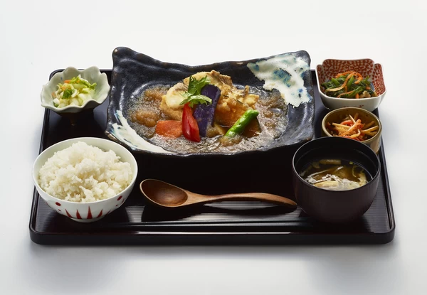 ［大かまど飯 寅福］福井県産真鯛と彩り野菜、 揚げ豆腐の煮おろしがけ定食