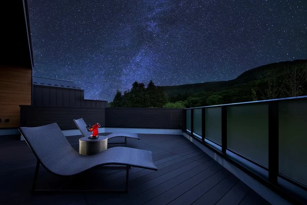 圧巻の星空を眺めるためにご用意した星見テラスで、空と語り合う素敵な夜更かしのひとときを