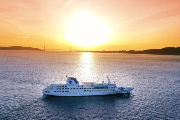 船上から見る夕陽や夜景は、息をのむほどの美しい世界。ぜひ体験してください。