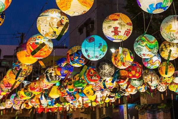 台南市で実際に飾られるランタンの様子