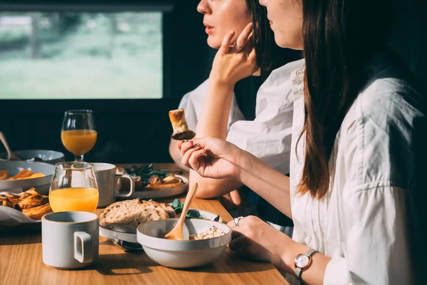 自然のリズムに合わせて、自由な時間とスタイルで食事が楽しめる