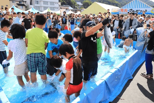 魚のつかみ取り