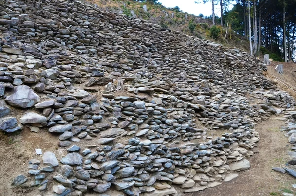 ＜4＞本坊の石積み：中世期では最大規模、最高水準の技術で構築された石積み