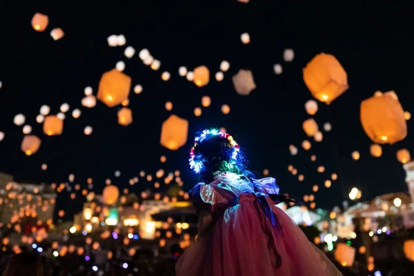 夜空に無数のランタンが浮かぶ、まるで夢の世界