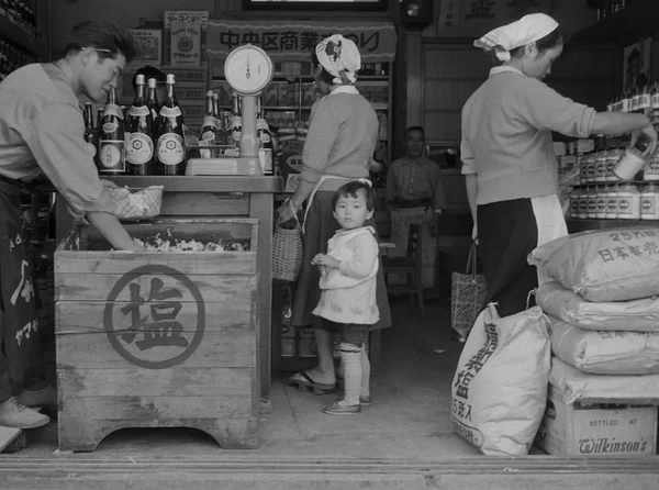 昭和30年代の塩販売店の店頭　撮影者不詳 写真原板所蔵・日本写真保存センター