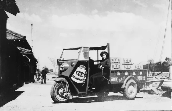 「食卓塩」宣伝カーの写真　昭和27～28年(1952-53)　吉田塩業(株)蔵、西尾市塩田体験館画像提供