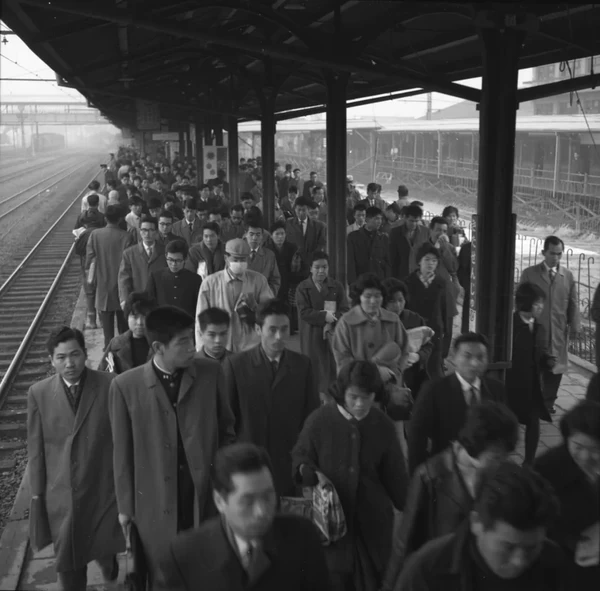 朝のラッシュ時 北千住駅　「交通東武」昭和36年（1961）12月10日号より 東武博物館蔵