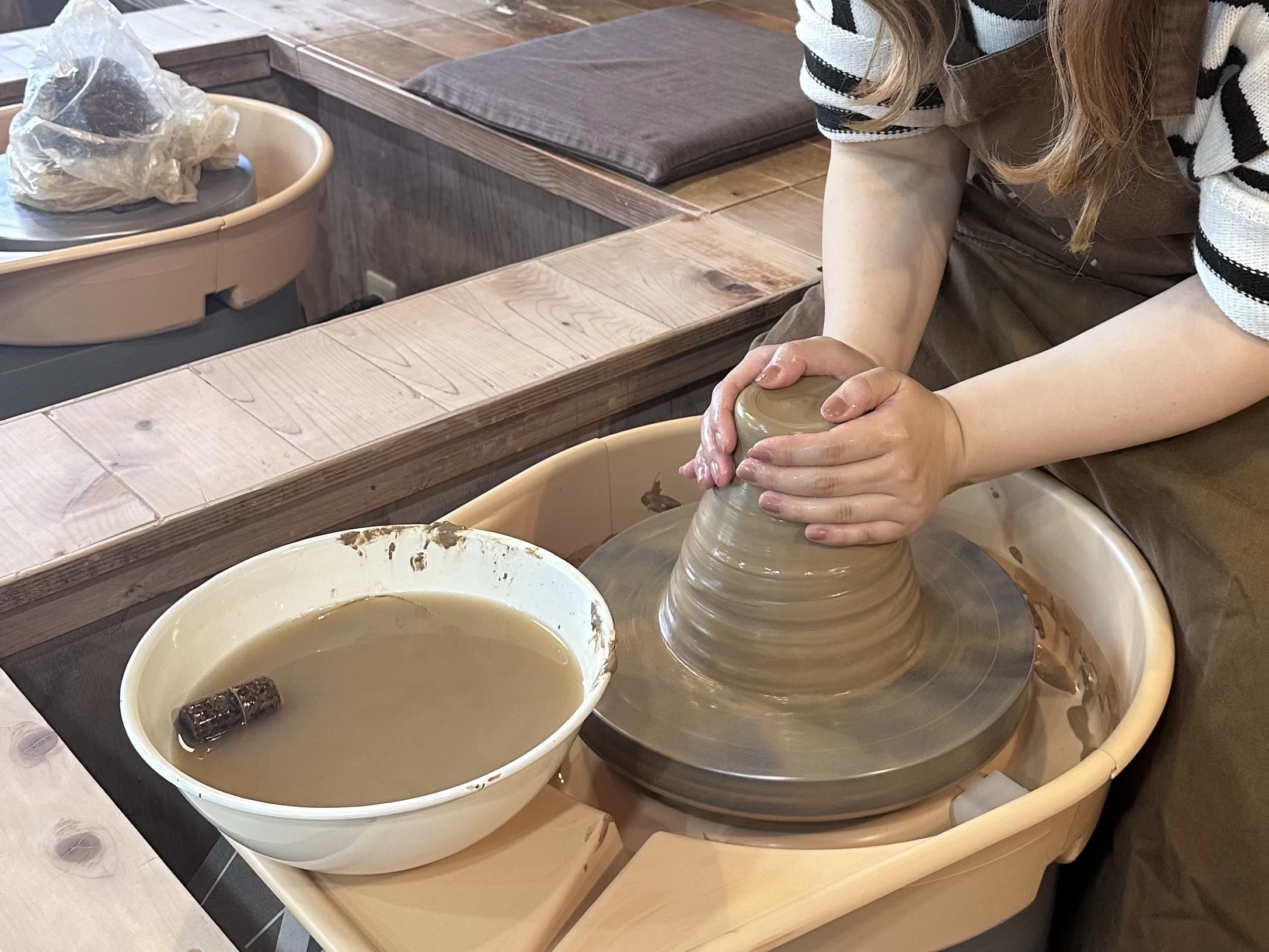 【鎌倉：体験工房はせ陶で陶芸体験】夢の電動ろくろでお茶碗作り！
