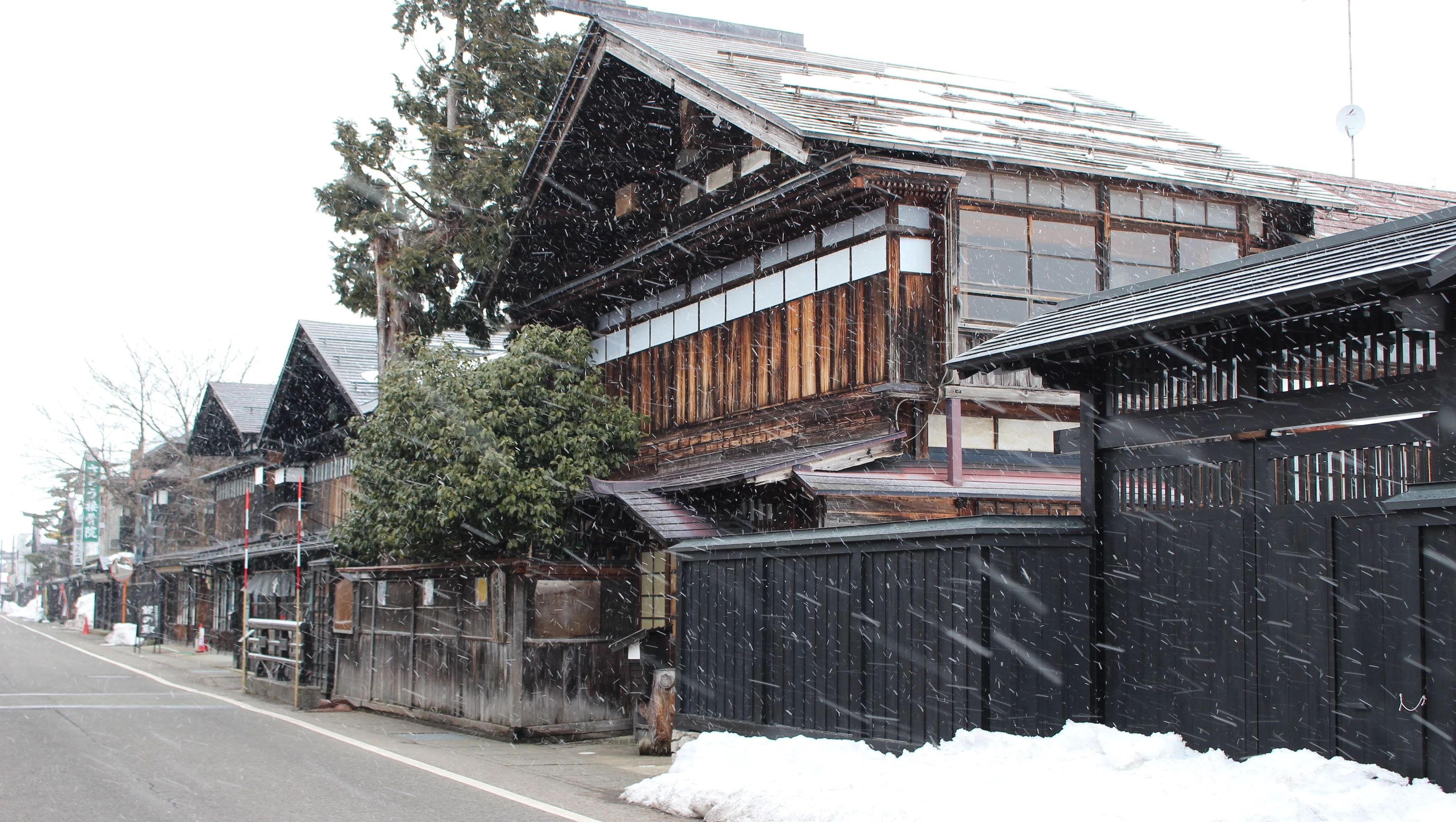 【秋田横手市・増田】“家の中に蔵がある” 奇跡の町並み。商人の心意気が息づく「内蔵」の美を訪ねて