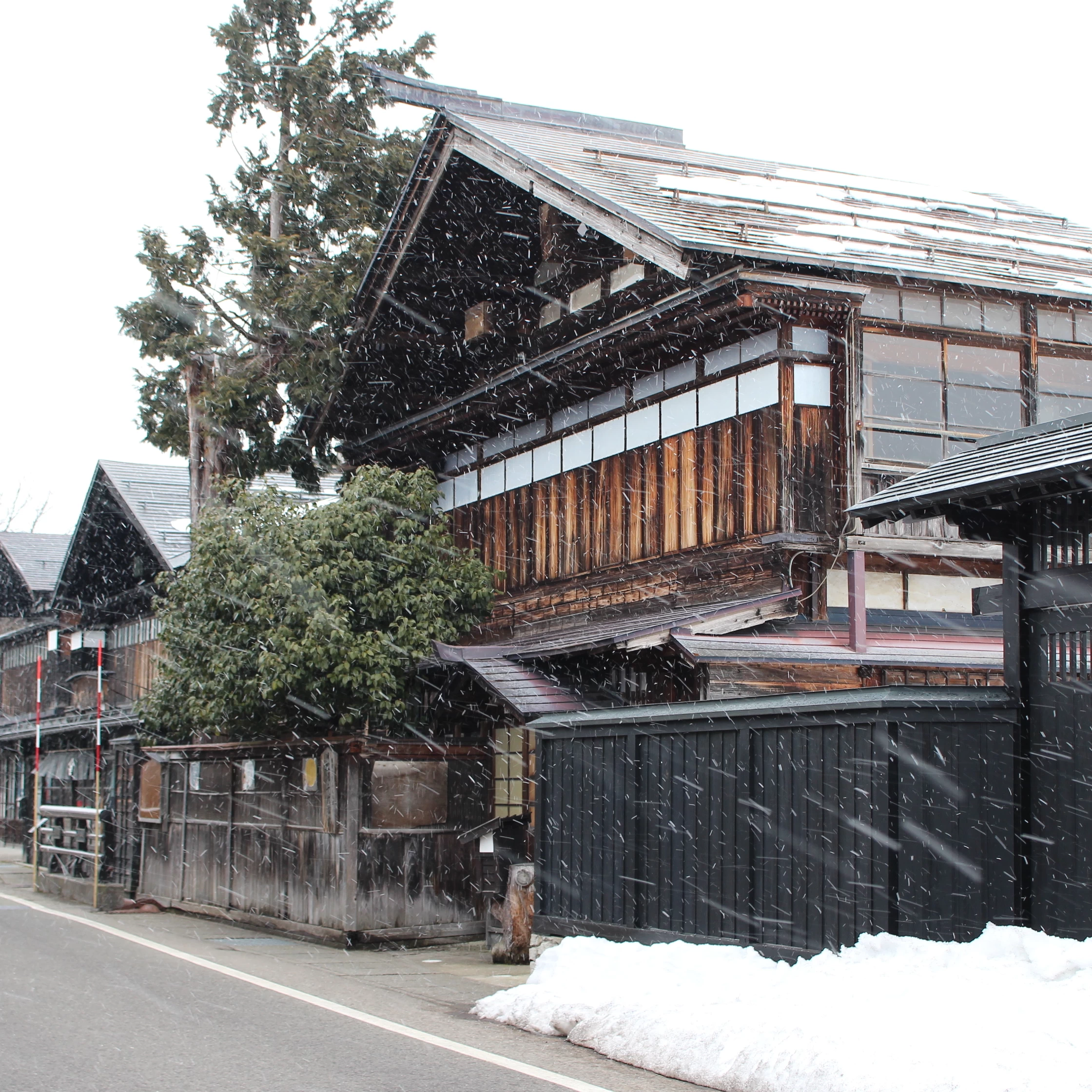 【秋田横手市・増田】“家の中に蔵がある” 奇跡の町並み。商人の心意気が息づく「内蔵」の美を訪ねて