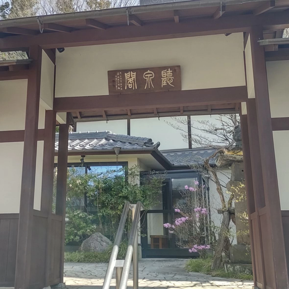 島崎藤村や芥川龍之介の息遣いを感じる「聴泉閣かめや」で自分へのご褒美タイムを【長野県】