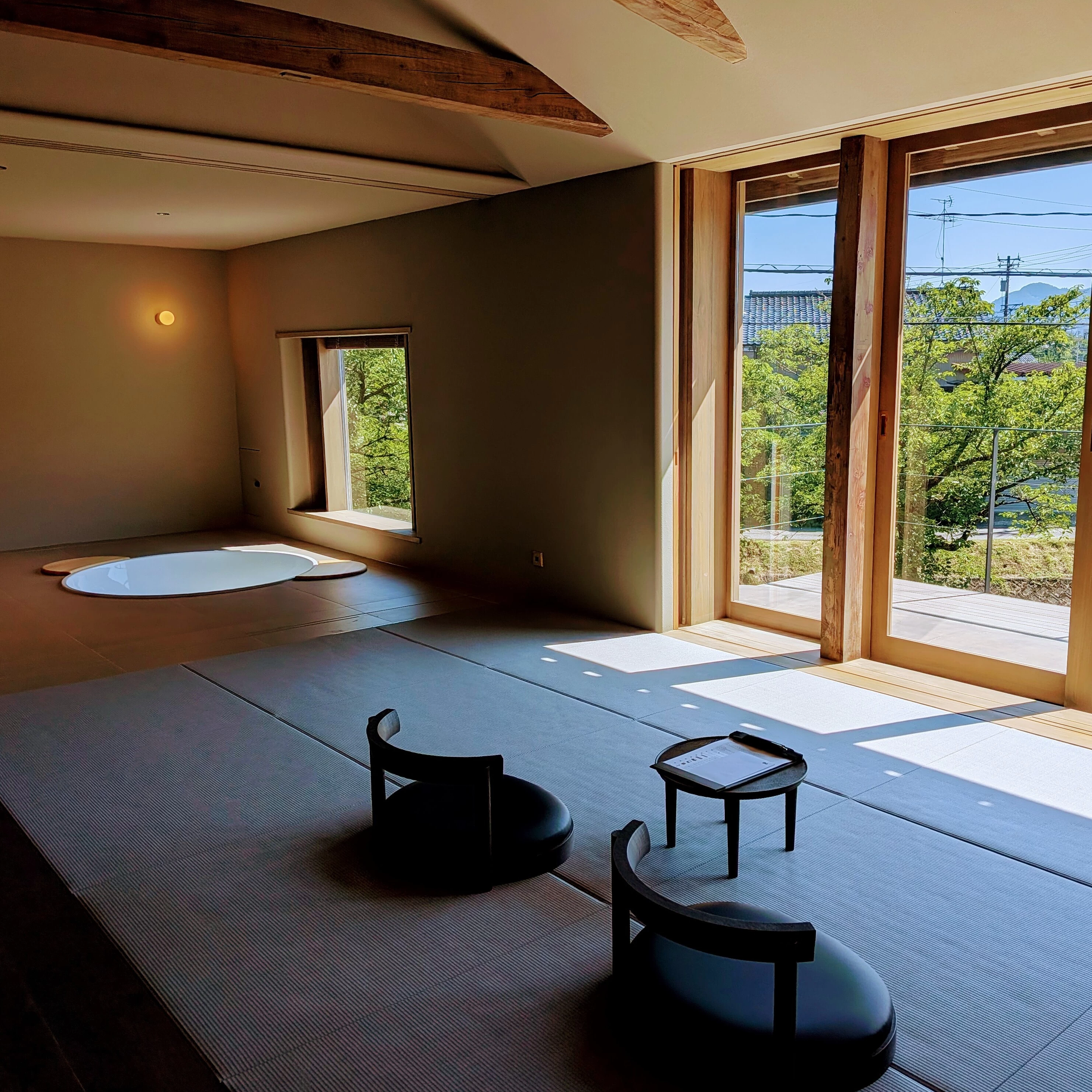 富山県・井波にある職人の技と空間に浸る宿「Bed and Craft」新棟OUKAと個性豊かな6棟を紹介