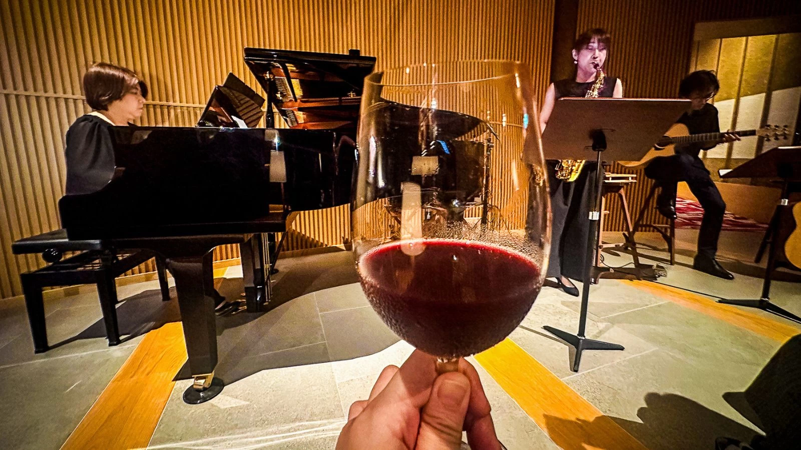 【2026年8月リニューアル】ワインと音楽に浸る「界 松本」。雨の朝は『Here Comes the Sun』とともに
