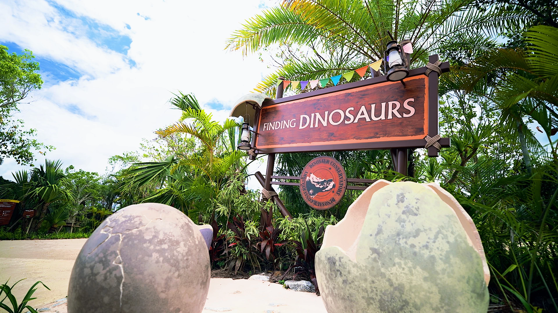 FINDING DINOSAURS（ファインディング ダイナソーズ）