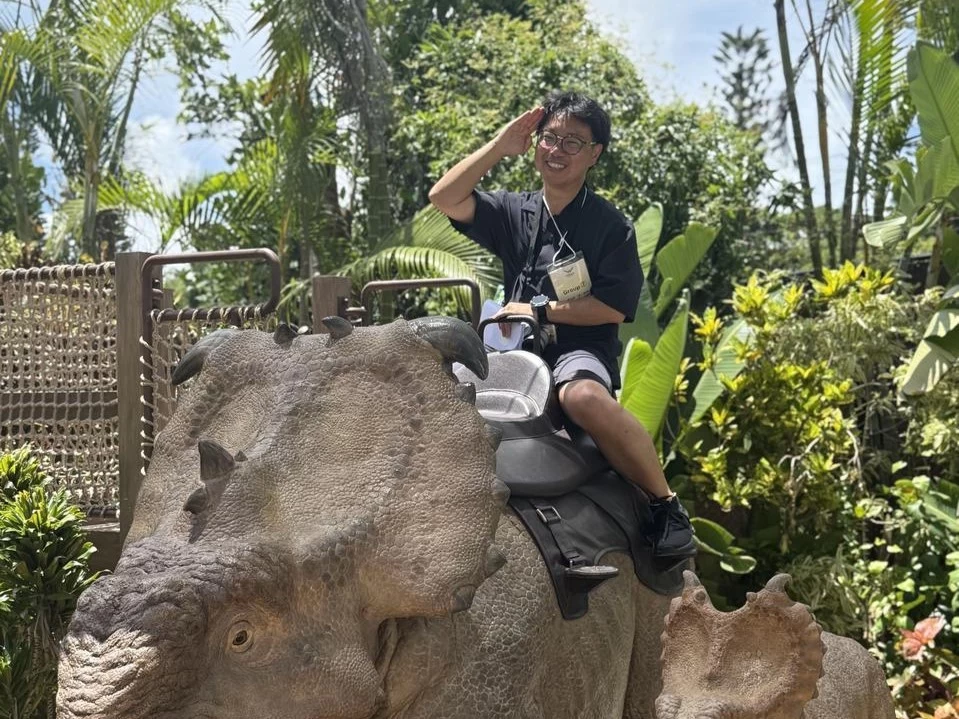 恐竜と写真撮影