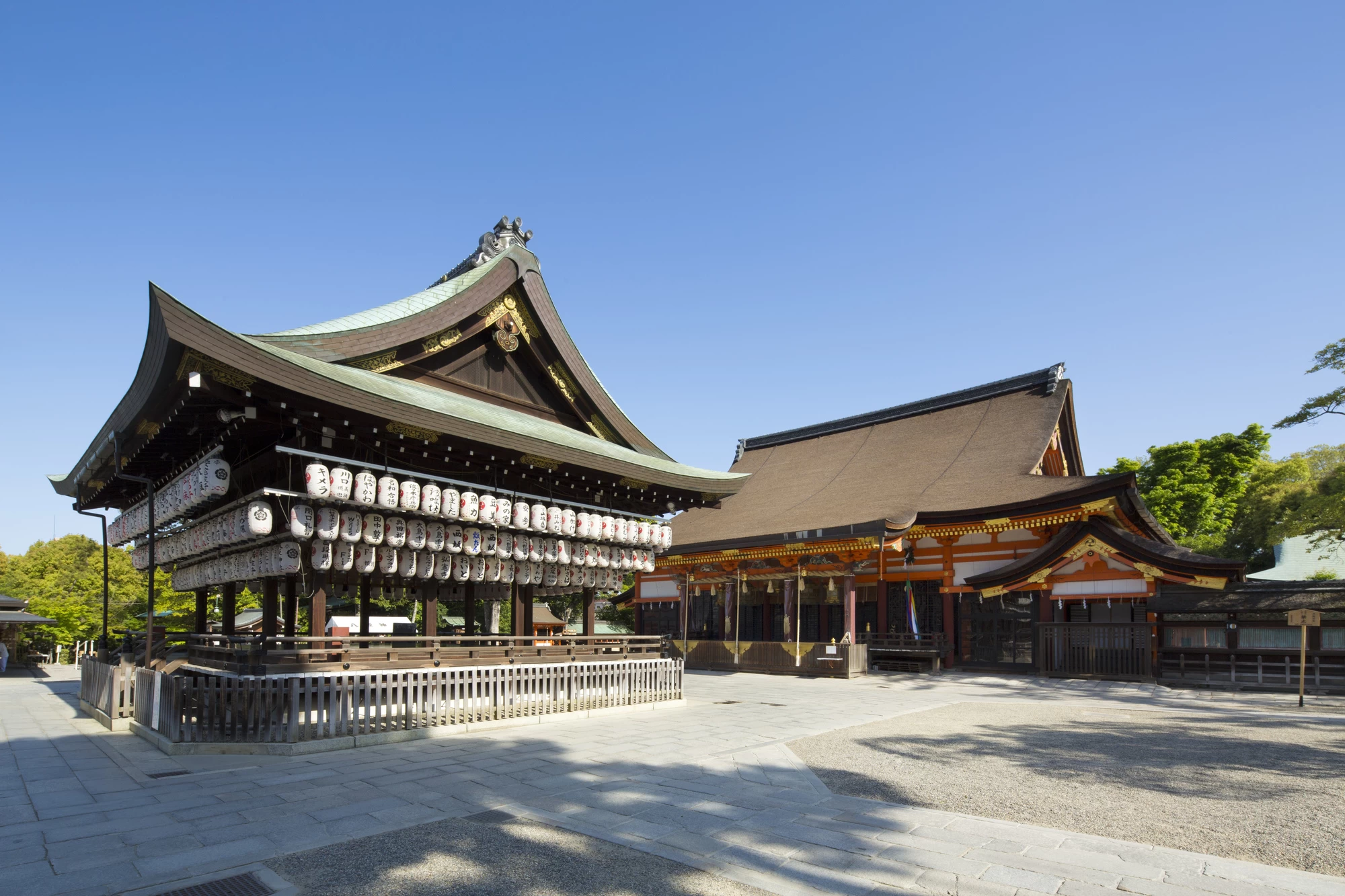 八坂神社 本殿と舞殿