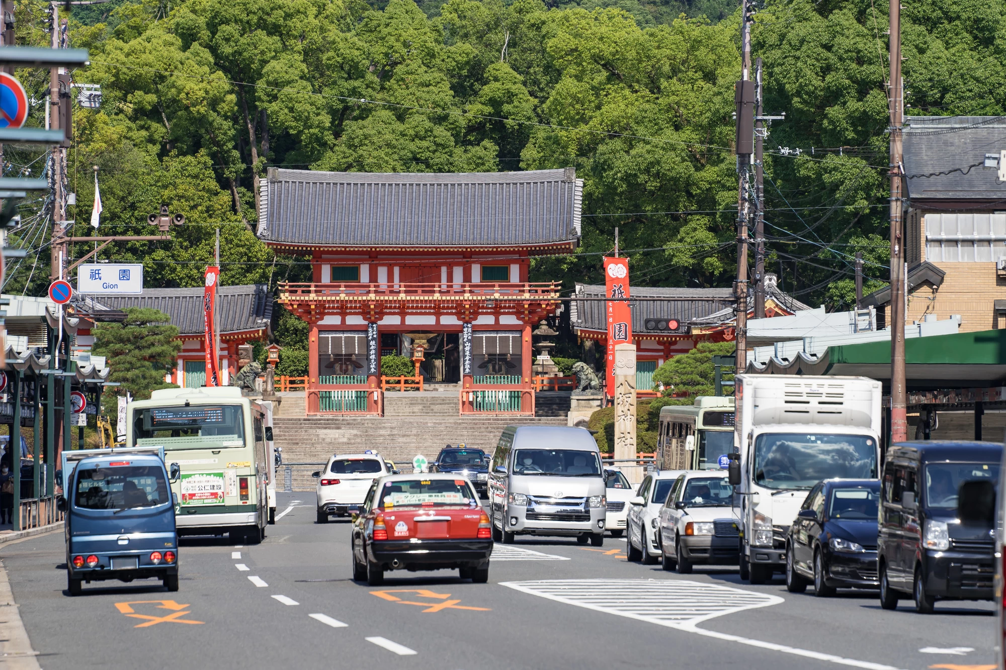 四条通から望む八坂神社