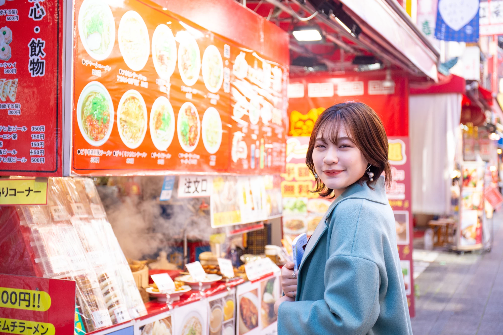 南京町を観光する女性