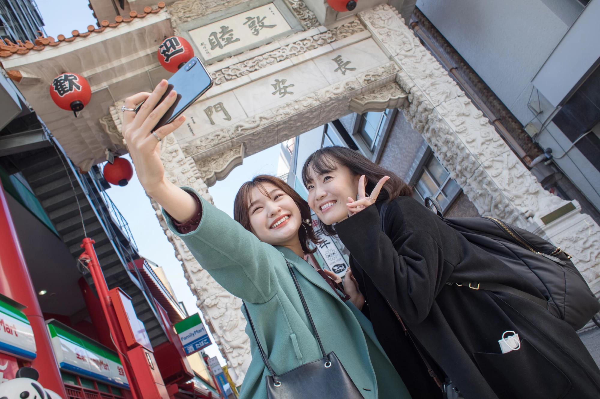 南京町を観光する女性たち